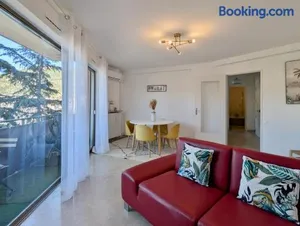 Image of Le Leonard by Booking Guys