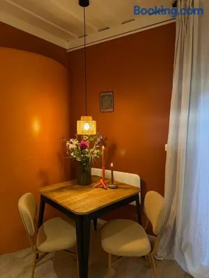 Image of Tiny-House van zeecontainers bij het bos