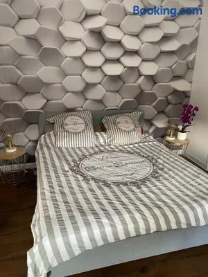 Image of La Fermette à Achicourt - Chambre ZEN, lit double avec grand bureau donnant sur cour au carré
