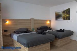 Image of Modernes Studio mit großem Balkon, vollausgestatteter Küche und idealem Arbeitsplatz für Home Office