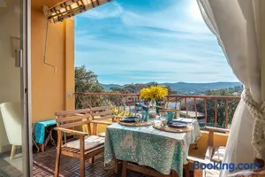 Image of L'Odyssée provençale, un duplex de charme de 2 chambres au pied du village médiéval de Bormes-les-Mimosas, offrant des prestations haut de gamme et une superbe vue sur le Massif des Maures