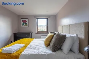Image of Stunning 1 Bed Merchant City Apartment with Parking