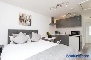Image of Findon- Stylish Suite 10mins close to Airport
