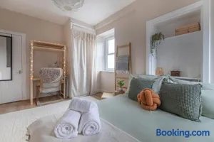 Image of Trendy 2 Bed Flat - Near Airport