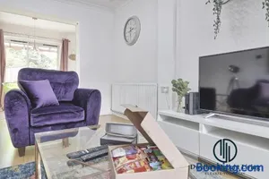 Image of Purple Velvet - 2 Bed Home Spacious - Basildon Essex Upto 5 Guests, Free Wifi , Free Parking
