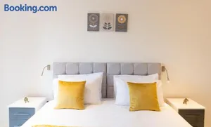 Image of Cosy 1 Bed Apartment in Centre of St Albans - Free Parking - 5 min walk to St Albans city centre & Railway station - Big Savings on Longer Stays!!