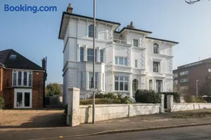 Image of Riverside 2 Bedroom Central Kingston Flat