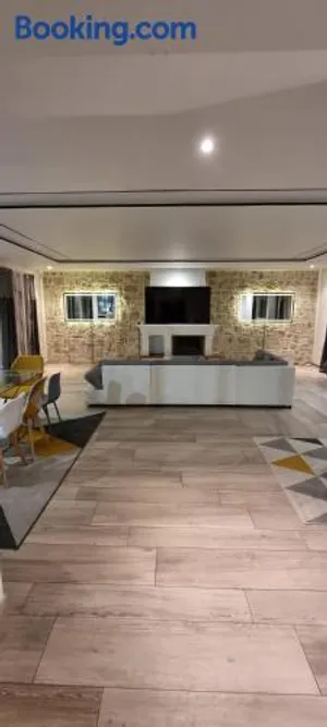 Image of La Villa Jacuzzi et Cinéma "LES 300" à 15 min de Paris JO 2024 et du Stade de France TARIFS PRIVILEGES SEMAINE OU MOIS DISPONIBLE