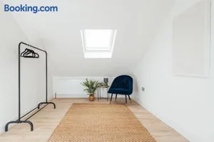 Image of Contemporary 1 Bedroom Loft in Ilford, London