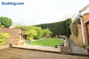Image of Spacious bungalow - private secure garden - sleeps up to 6