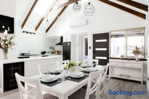 Image of Salt & Pepper; Beautiful Town House in Margs!