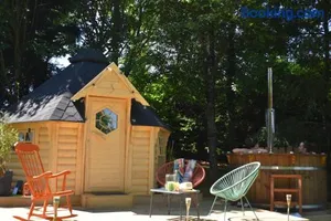 Image of Cabane dans un jardin arboré