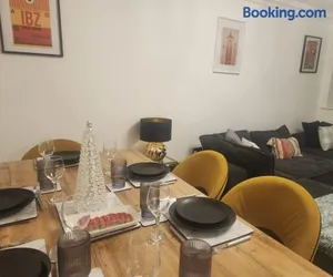 Image of Emirates House, Luxe 5 Bed, with King sized Beds, next to Aiport & NEC, JLR 5 mins
