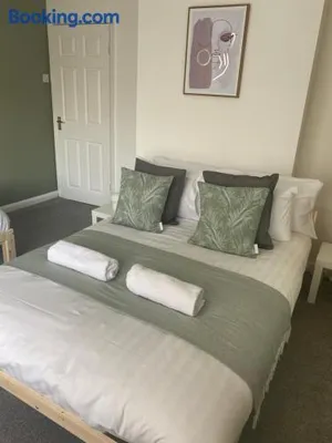 Image of Wilton - Perfect Home for Contractors Private Large Drive