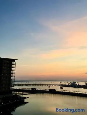 Image of WATERFRONT DARWIN TROPICAL DELIGHT