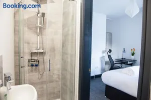 Image of Stylish Home, hosted by ESONGRACE Stays, Stoke-on-Trent - Perfect for Families - Contractors - Holiday makers - Emergency Housing - Professionals, Relocators