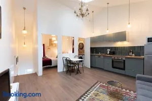 Image of Sur la place , centre village cosy & calme 2CH