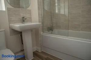 Image of 5 Swiftsure - Stunning 4 Bed Home, free parking