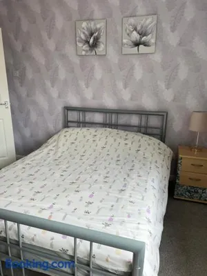 Image of Treetops - Sleeps 8 entire house private parking close to town centre and stadium
