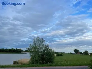 Image of Comfortabele woning mét omheinde tuin aan water voor 12 p