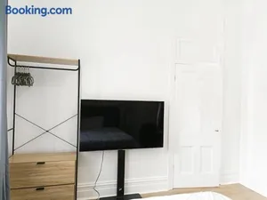 Image of Stylish Queen Room 1Min Walk to Station 5Min to City 10Min to Airport