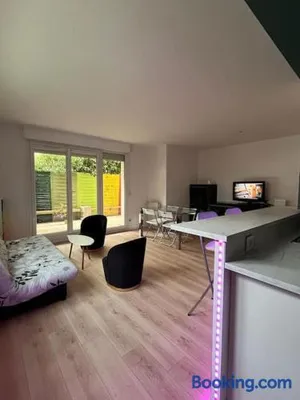 Image of Grand appartement en face du RER A, Parking, Paris 20 mn, Disneyland 40 mn