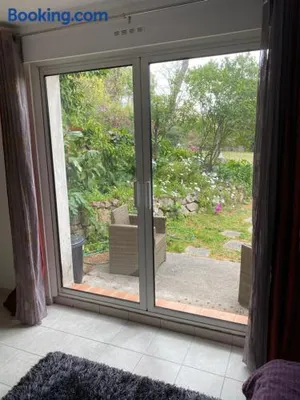 Image of Chambre spacieuse indépendante dans villa plus parking privée