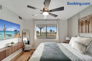 Image of LakeView Fresh and New Bass N Sun King Bed Pool