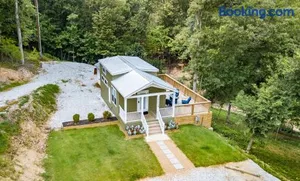 Image of Lil cottage in the woods
