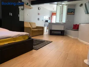 Image of Studio Apartment - Entire Lower Ground Floor - Only 7 Mins Walk Kings Cross St Pancras Station