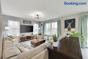 Image of Modern 5BR, Kid-Friendly Home In Poconos with Pool Table