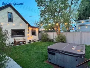 Image of Bo's Queen Anne with Hot Tub and fenced backyard