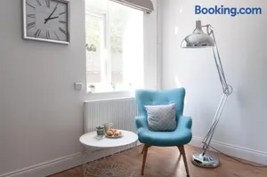 Image of The Wellington - Stylish 3-Bedroom House, Sleeps 8, Ideal for Professionals