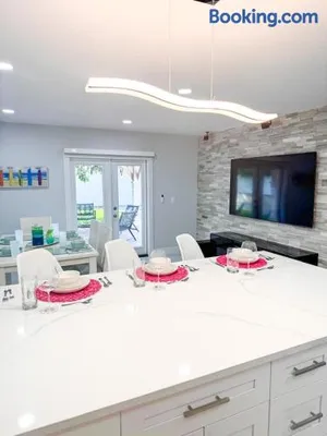 Image of SH West Palm Beach 3 Bedroom PBI Airport Tropical Chic
