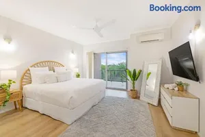 Image of 'Pearl Paradise' A Tropical Oasis with Ocean Views