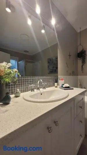 Image of Quiet family retreat getaway - Wildlife Park, Sovereign Hill, Kryall Castle and city at your door - modern house, 8 guests, 4 bedrooms, 5 beds