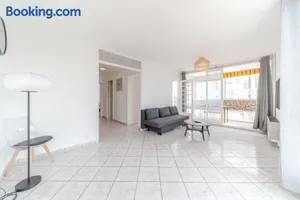 Image of Spacious Apartment for 8 People - Bron Grand Clement