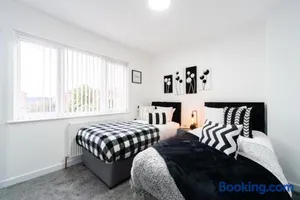 Image of Nhyira Private Parking CHic Three Bedrooms Garage 2 Shower rooms Classy Home