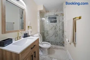 Image of Elegant Oasis 4 Bedroom Home Away from Home