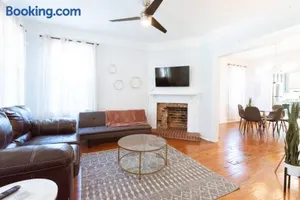 Image of Modern 3BDR Retreat with Backyard Starland District