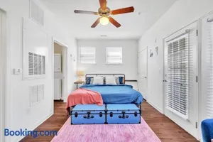 Image of King Luxe Studio Near Shopping & Entertainment