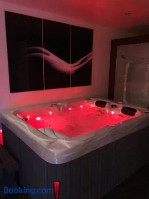 Image of SPABYELLEETLUI spa rouge ou bleu
