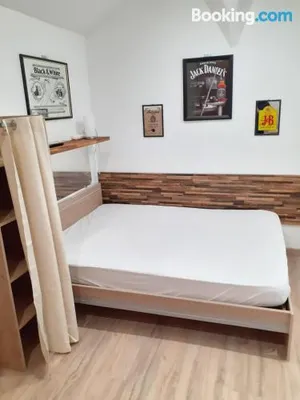 Image of 09 - Joli studio avec clim, 2 lits, logement tout équipé pour 1, 2 ou 3 personnes maximum, vue sur parc arboré, parking privatif gratuit, grand fourgon possible, tout le linge de maison est fourni