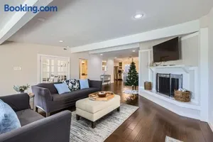 Image of New 5 BDRM W/Pool Mins to Pearl/Riverwalk/Quarry Market - Sleep 12
