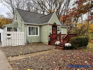 Image of New! Cozy 4-bedroom w/ free parking. Dogs welcome!