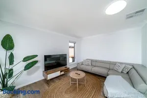 Image of Modern Escape in Quiet Neighbourhood