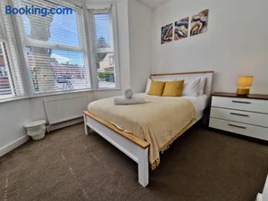 Image of Incredible Private Rooms All with Private Bathrooms in a Fully Serviced House next to City Centre with Free Parking