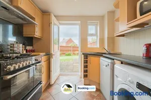 Image of 3 Bed Detached House By B and R Serviced Accommodation Amesbury With Free Parking & Garden
