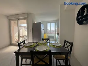 Image of Spacieux appartement 2 chambres avec parking à Rochefort - FR-1-246B-50