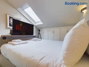 Image of The Hideout King Bed/w TV Free Parking